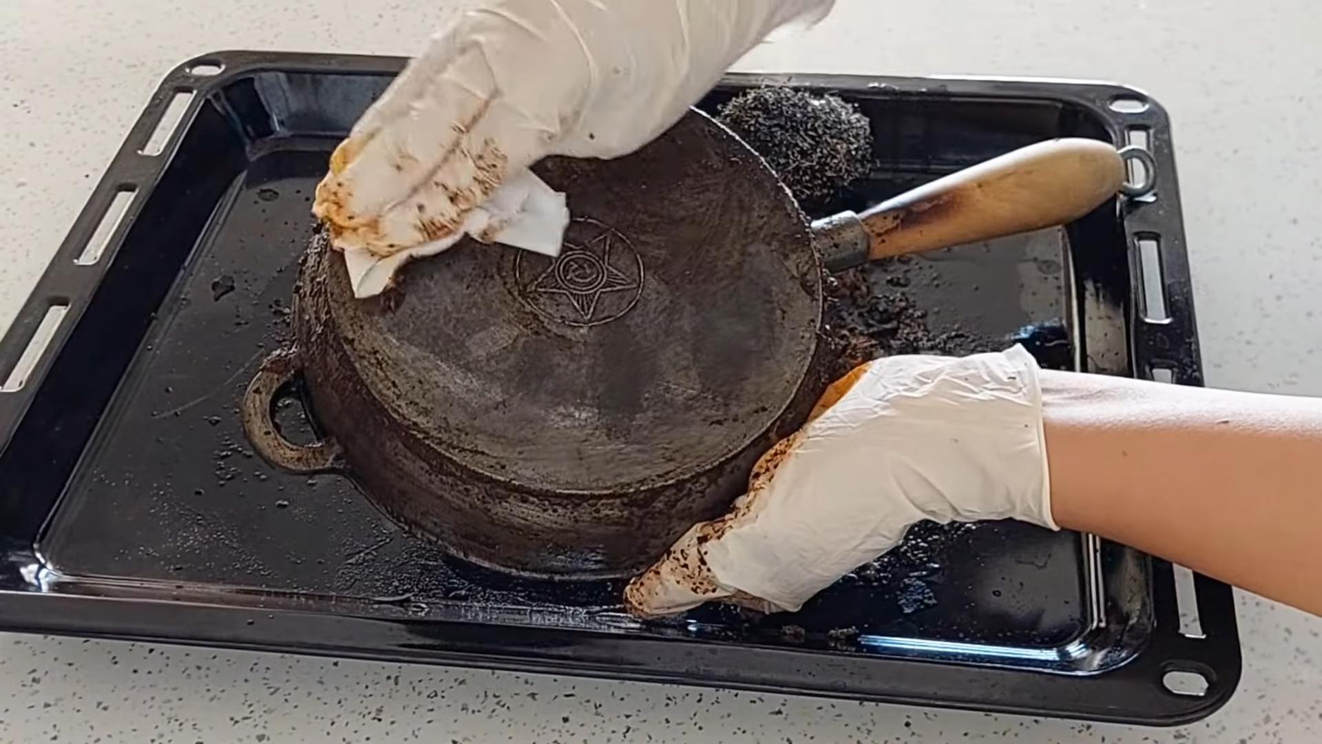 Rostige Pfanne mit Zahnpasta reinigen
